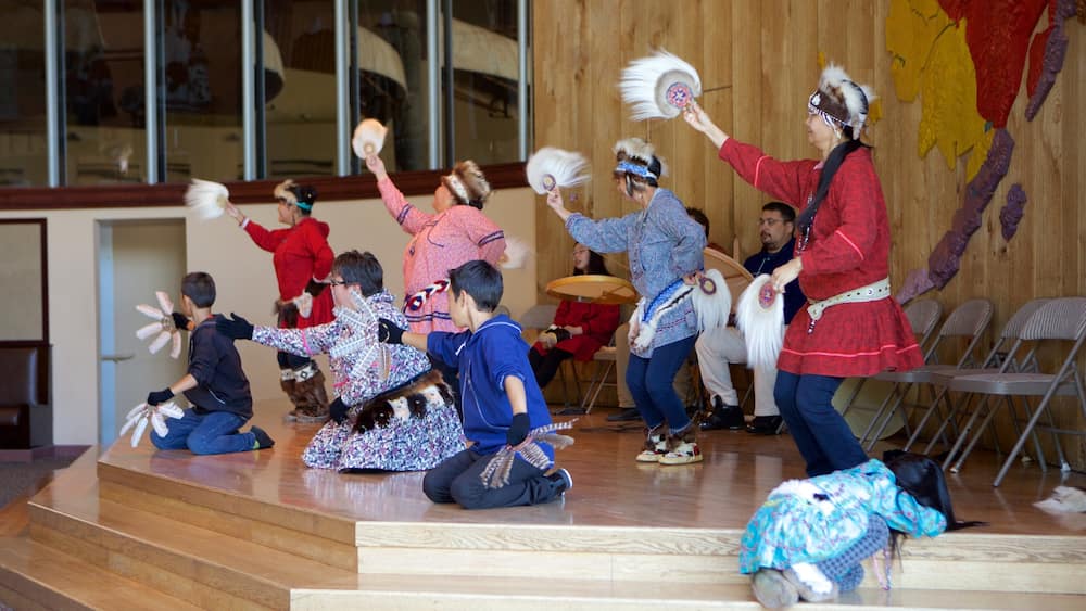 Alaska Native Heritage Center das einen Performance-Kunst und Innenansichten