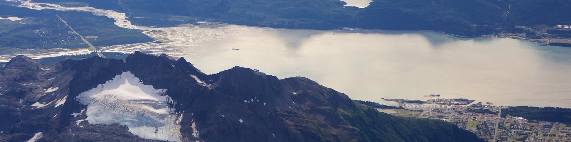 Parc d\'État de Chugach qui includes neige, rivière ou ruisseau et montagnes