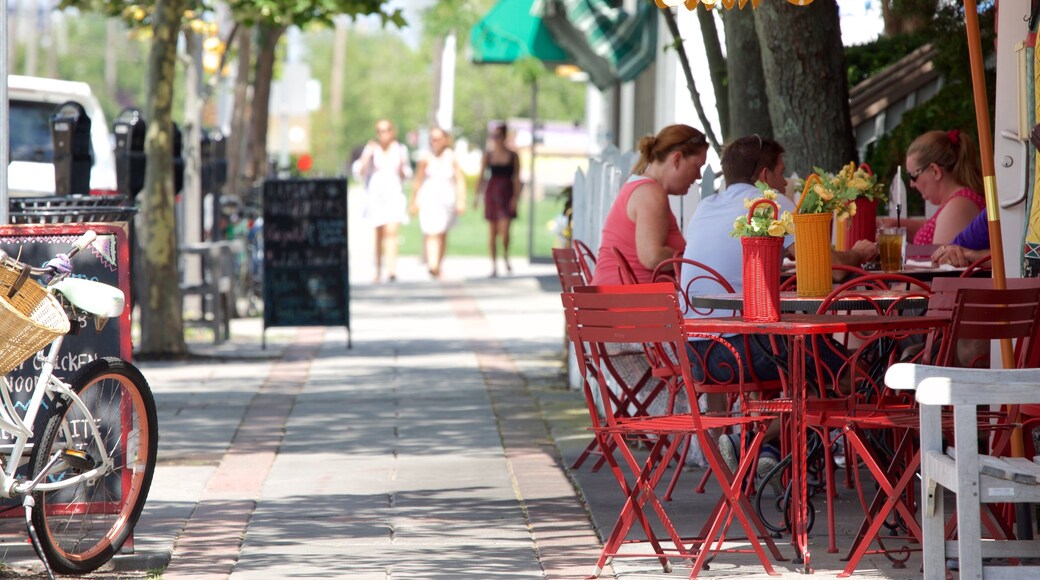 Ocean City som inkluderar gatuliv, caféer och al fresco-restauranger