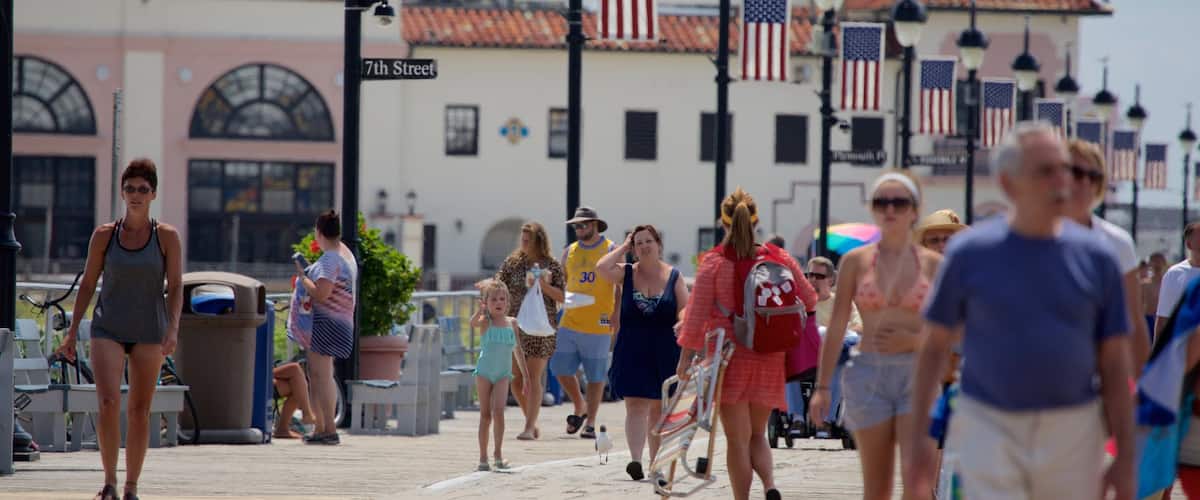 Ocean City welches beinhaltet Straßenszenen sowie große Menschengruppe
