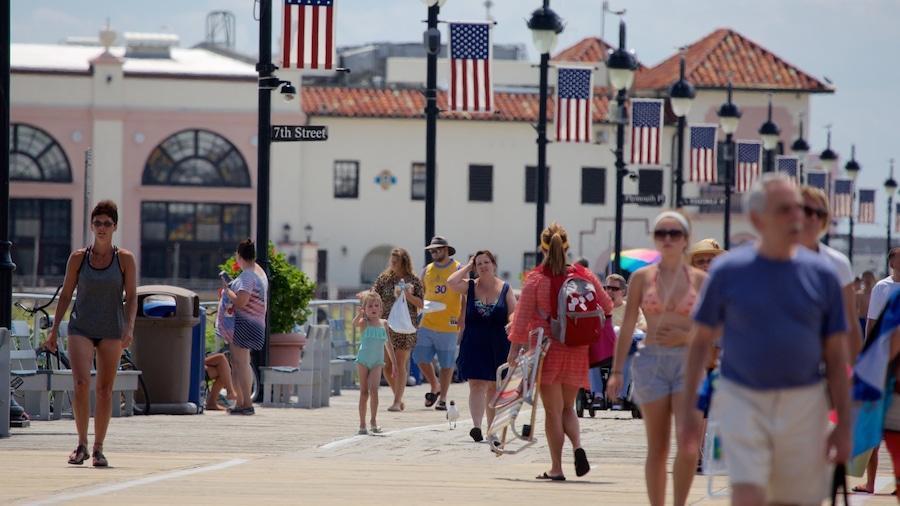 Ocean City showing street scenes as well as a large group of people