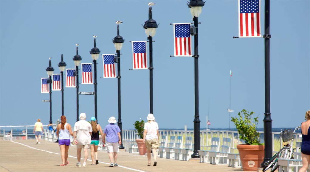 Ocean City featuring street scenes as well as a large group of people