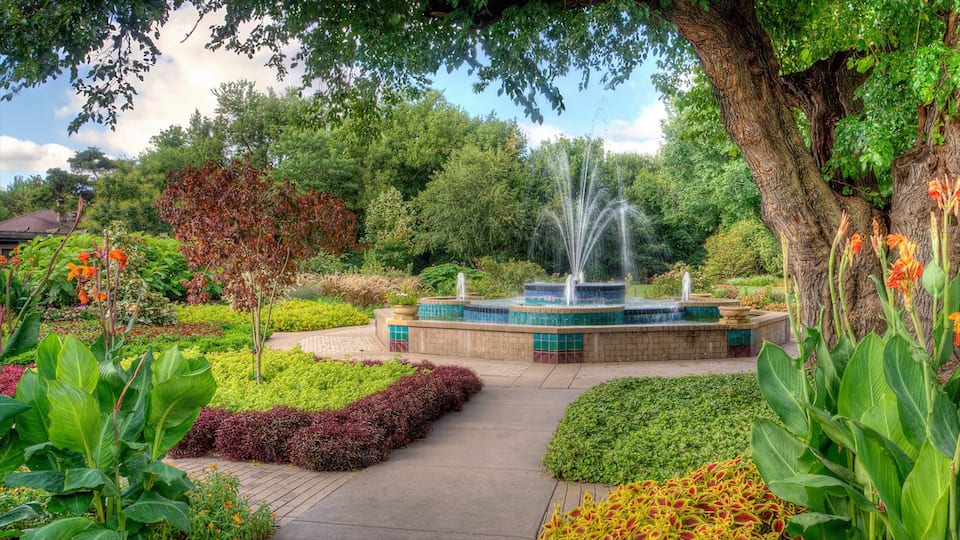 Wichita mit einem Park und Springbrunnen