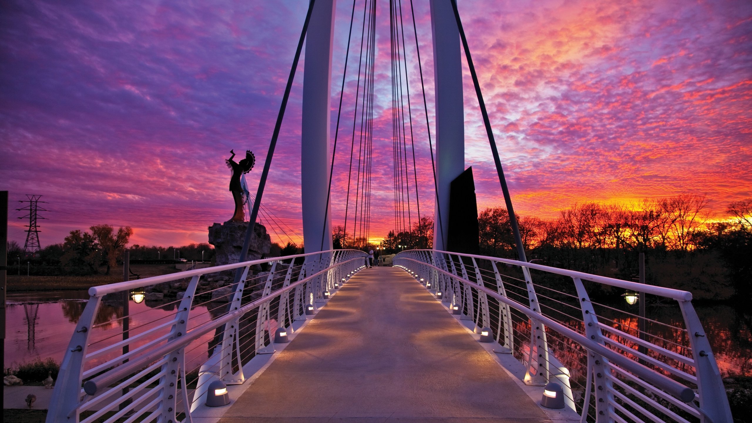 Wichita montrant coucher de soleil et pont