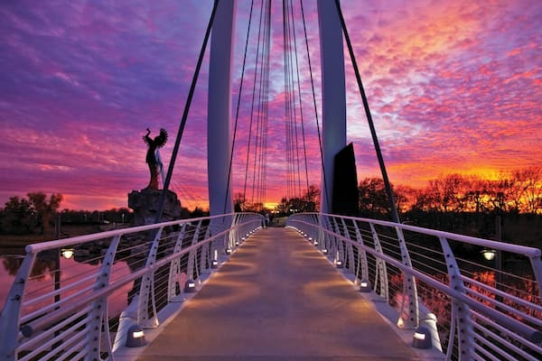 Wichita mit einem Brücke und Sonnenuntergang