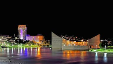 Wichita mit einem See oder Wasserstelle, Stadt und bei Nacht