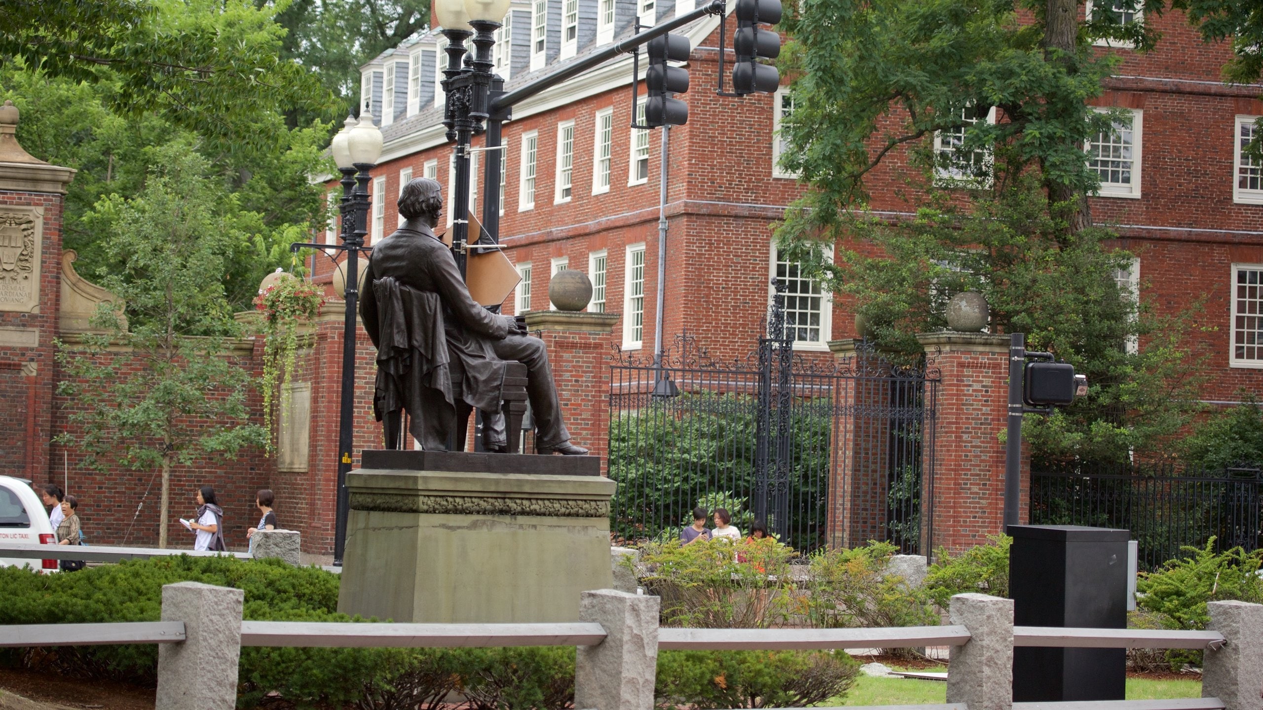 Cambridge showing street scenes and a monument