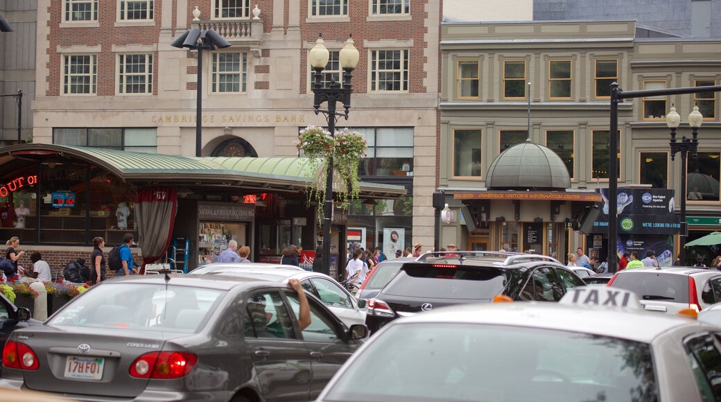 Cambridge que incluye una pequeña ciudad o aldea y imágenes de calles