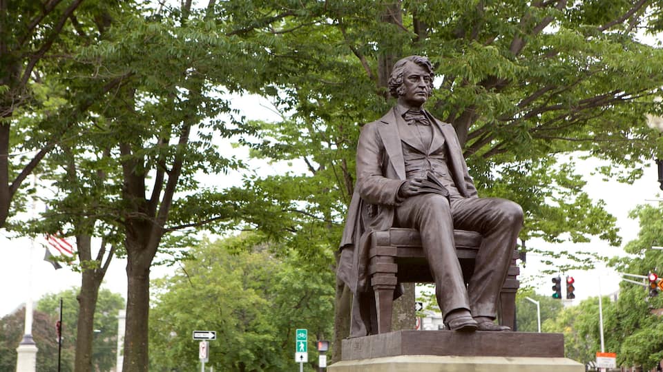 Cambridge que incluye un monumento