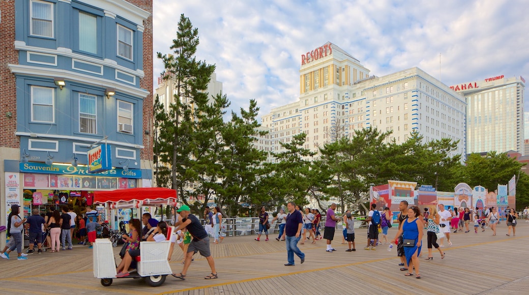 Atlantic City Boardwalk som inkluderer gatescener og by i tillegg til en stor gruppe med mennesker