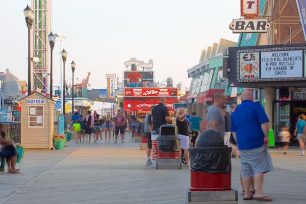 Casino Pier welches beinhaltet Straßenszenen und Beschilderung sowie große Menschengruppe