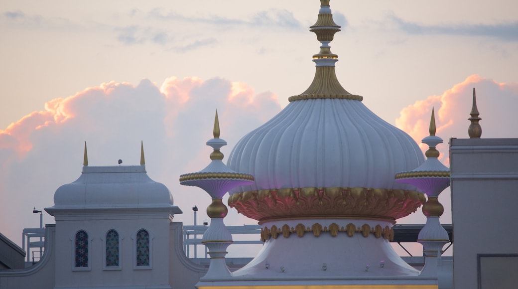 Steel Pier som inkluderar en stad