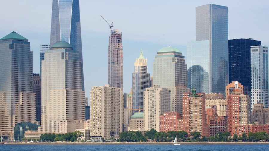 Liberty State Park som inkluderar skyline, en å eller flod och en stad