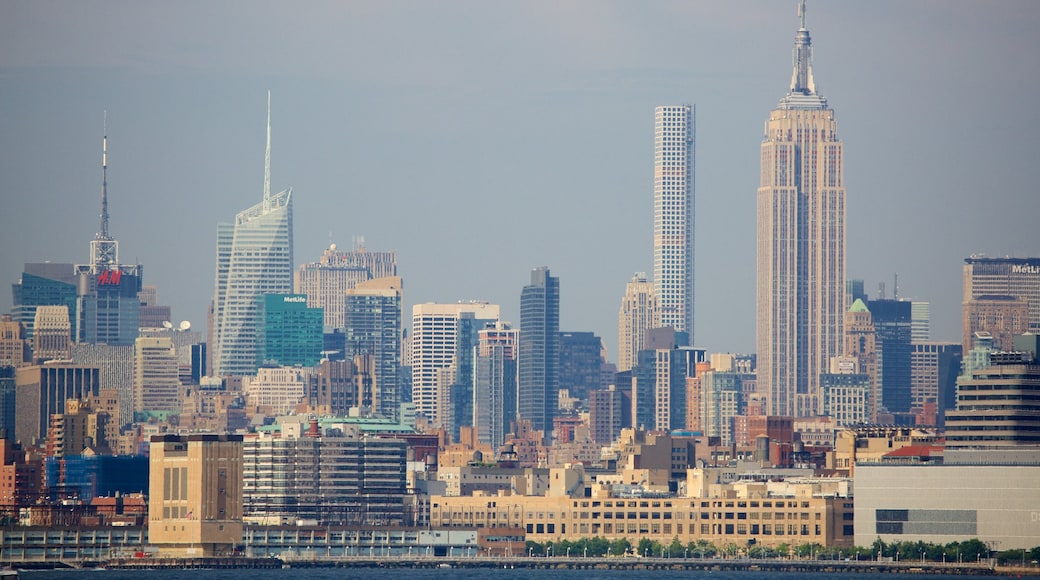 Liberty State Park che include casa a torre, città e skyline