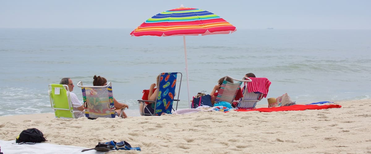 CĂŽte du New Jersey montrant plage aussi bien que important groupe de personnes
