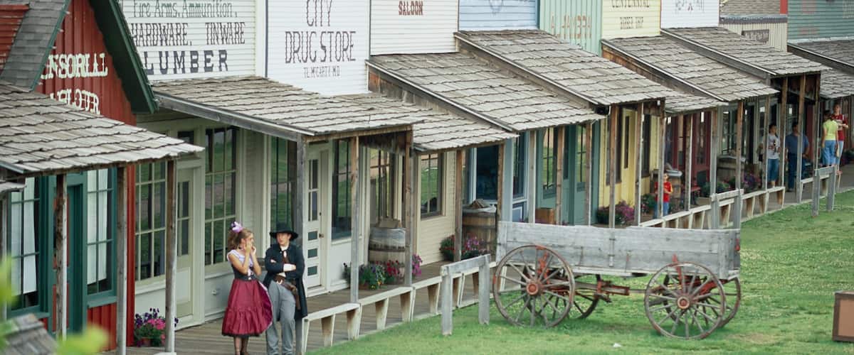 Kansas que incluye una pequeña ciudad o pueblo y escenas urbanas