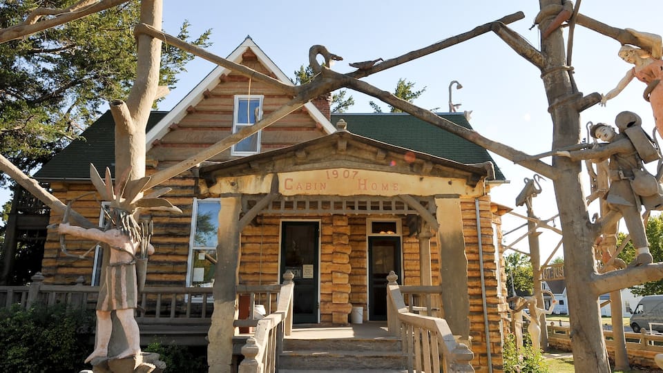 Kansas showing a house