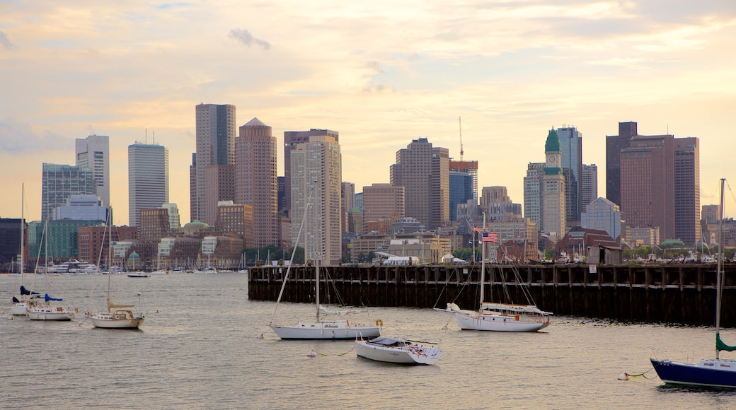 East Boston das einen Segeln, Fluss oder Bach und Stadt