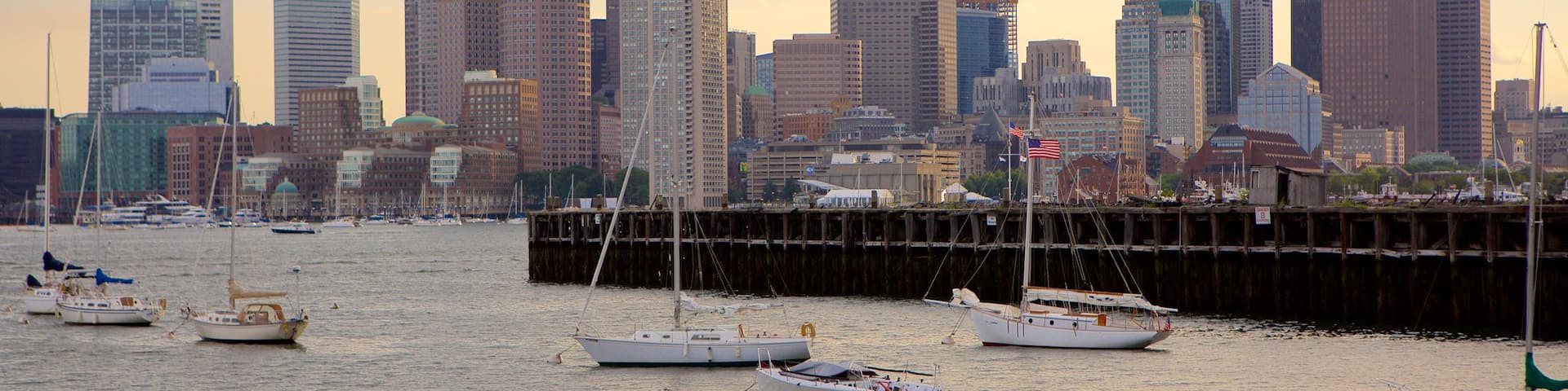 East Boston das einen Segeln, Fluss oder Bach und Stadt