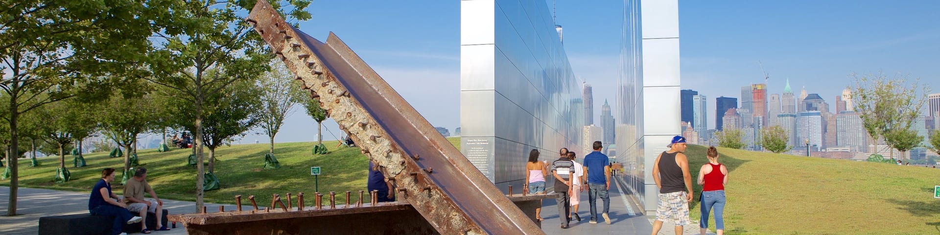 Monumento Empty Sky que incluye un monumento y también un gran grupo de personas