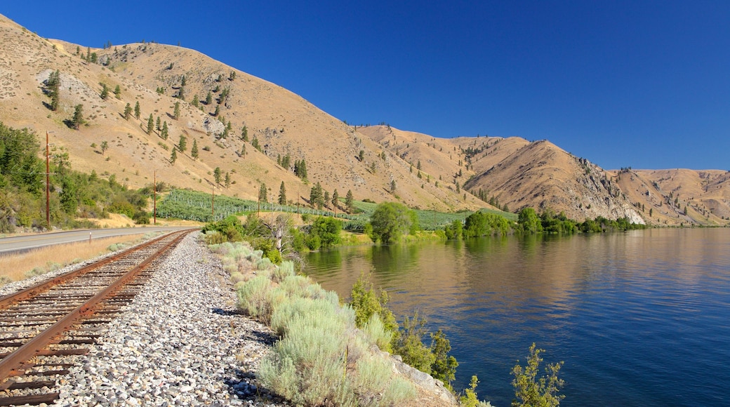 Wenatchee - Lake Chelan toont bergen, spoorwegen en een meer of poel