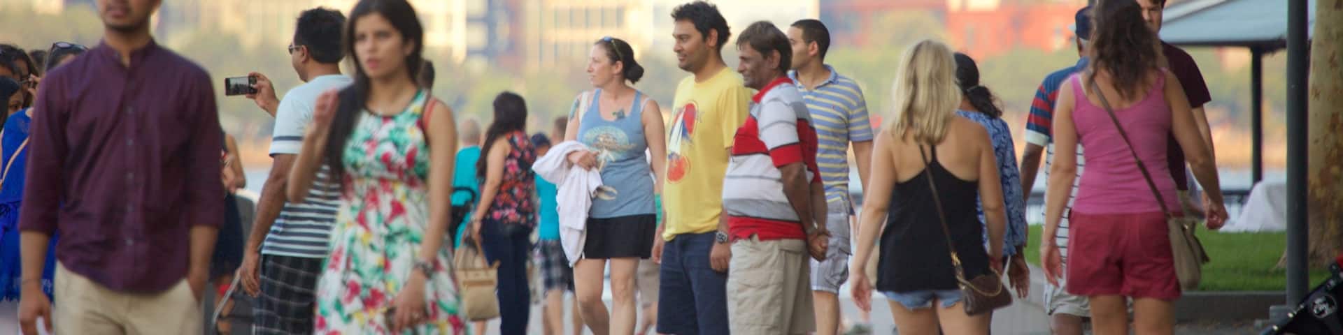 Muelles de Hoboken y también un gran grupo de personas