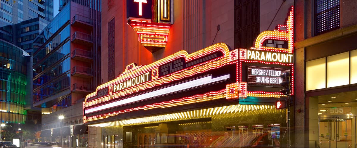 劇院區 其中包括 夜景 和 看板