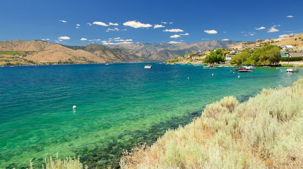 Lake Chelan mostrando uma cidade litorĂąnea, paisagem e montanhas