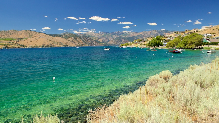 Lac Chelan qui includes vues littorales, montagnes et ville cĂŽtiĂšre