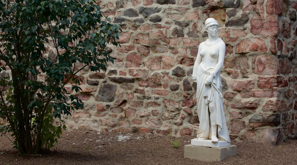 Duke Gardens mostrando uma estátua ou escultura e um jardim