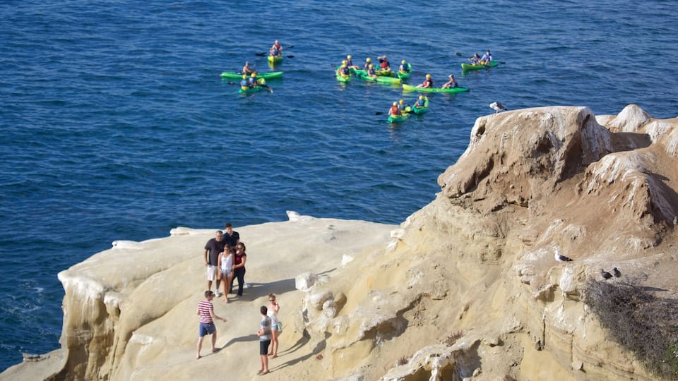 La Jolla Cove som viser udsigt over kystområde, klippekystlinje og kajaksejlads eller kanosejlads