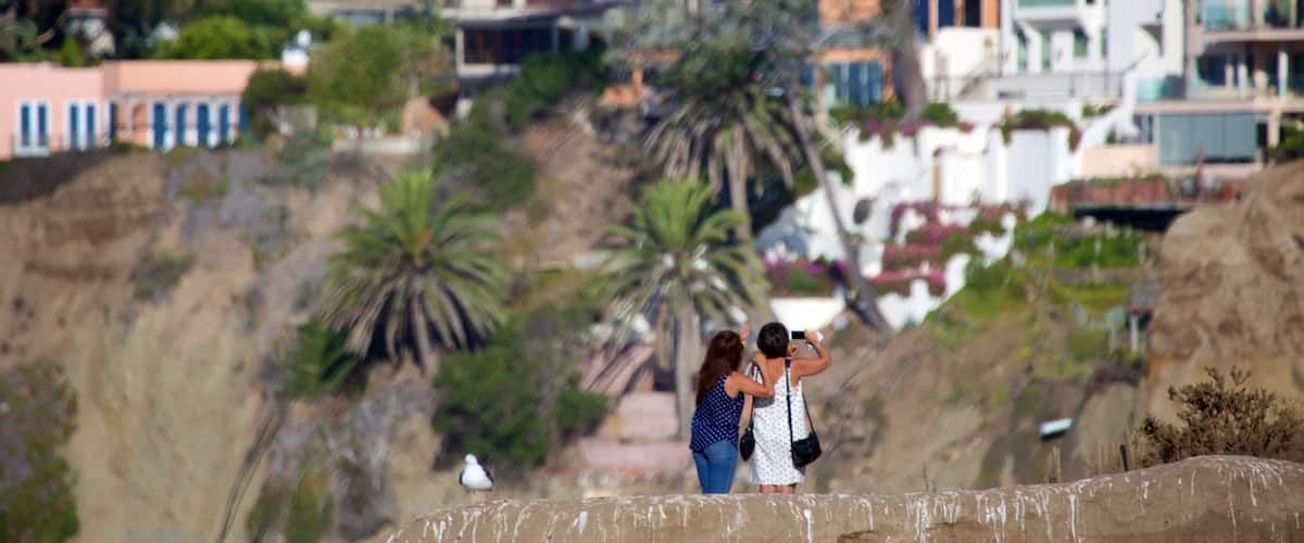 La Jolla Cove johon kuuluu rannikkokaupunki sekä pari