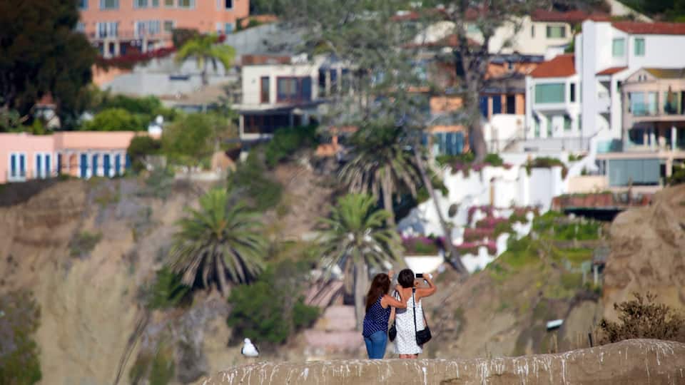 La Jolla Cove som omfatter en kystby såvel som et par