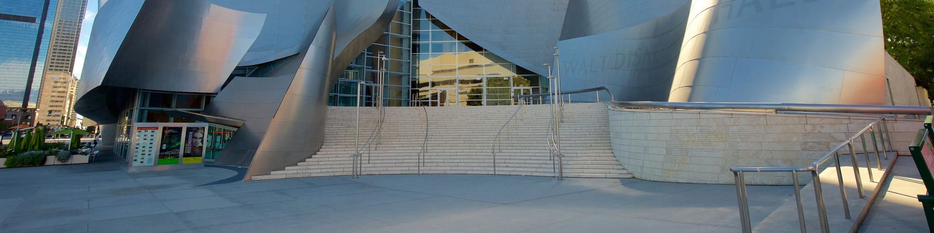 Sala de conciertos Walt Disney Concert Hall que incluye una ciudad y arquitectura moderna