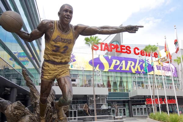 Estadio Staples Center que incluye señalización, una estatua o escultura y compras
