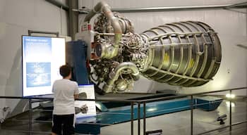 California Science Center mit einem Innenansichten sowie einzelnes Kind