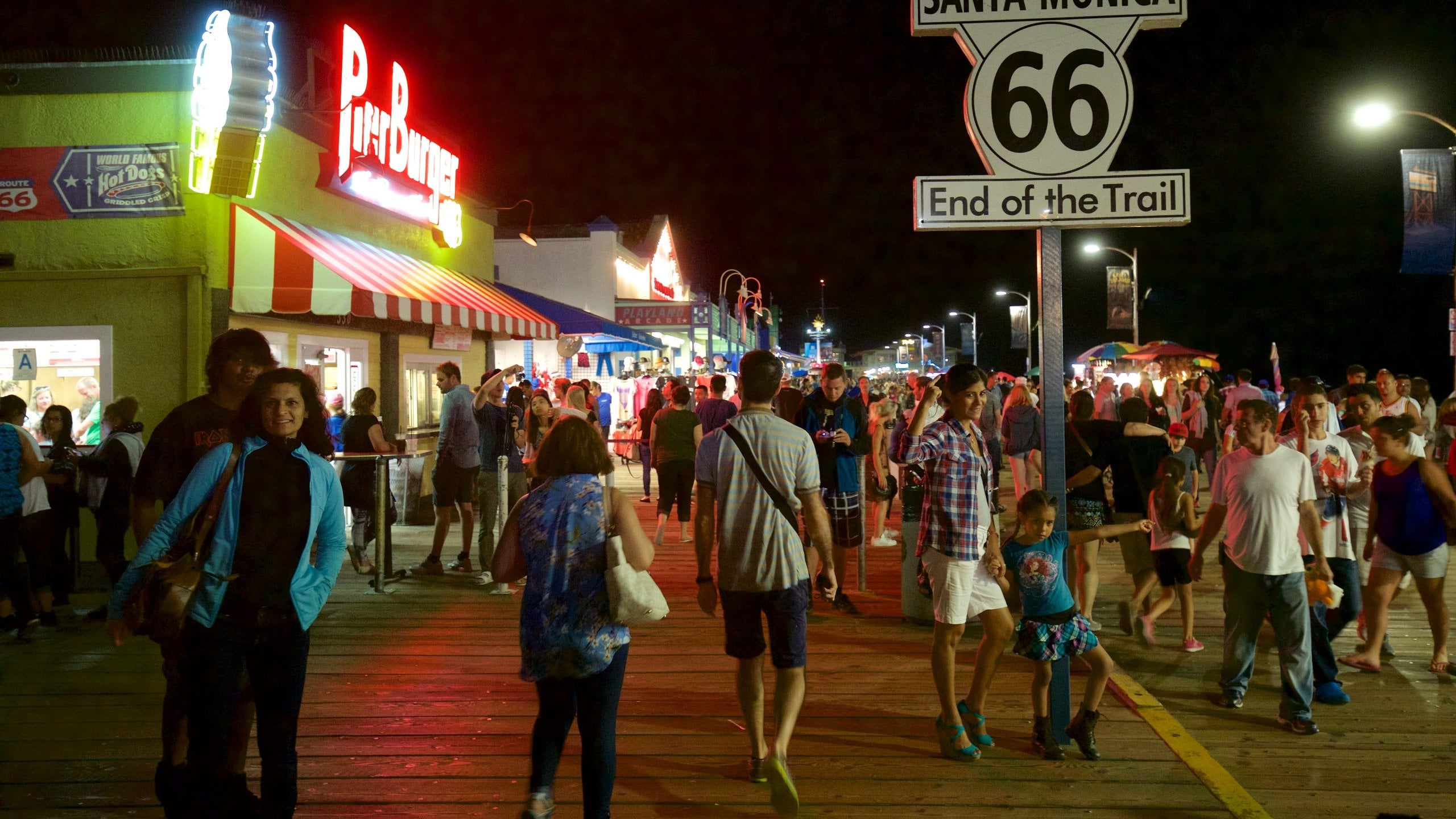 Santa Monica showing street scenes, night scenes and nightlife