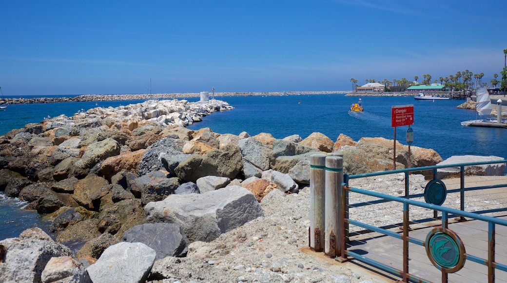 Redondo Beach som inkluderar en kuststad och kustutsikter