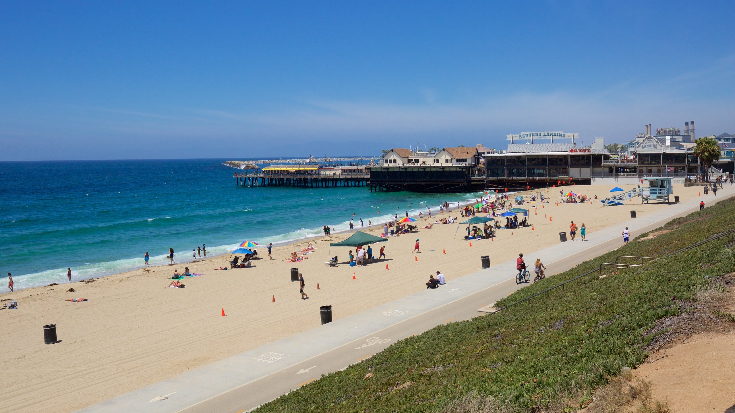 Redondo Beach showing a sandy beach and general coastal views