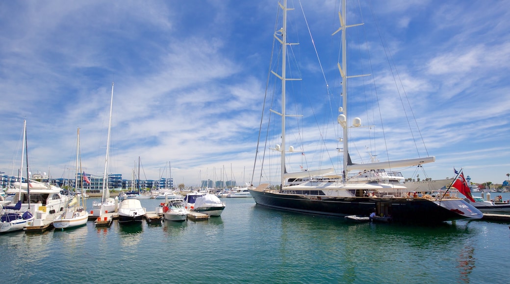 Marina del Rey montrant voile, marina et navigation