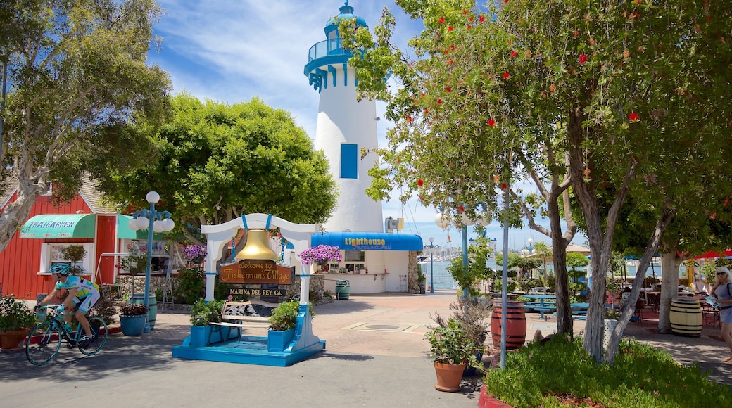 Marina del Rey showing a lighthouse