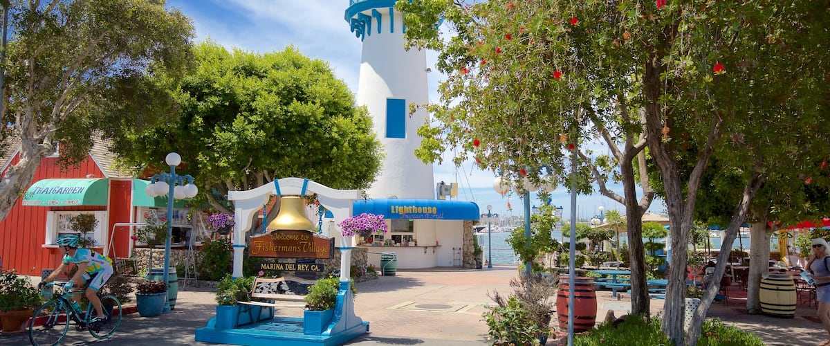 Marina del Rey showing a lighthouse