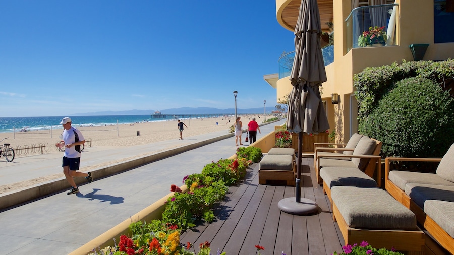 Manhattan Beach trong đó bao gồm cảnh bờ biển, bãi biển cát và thị trấn duyên hải