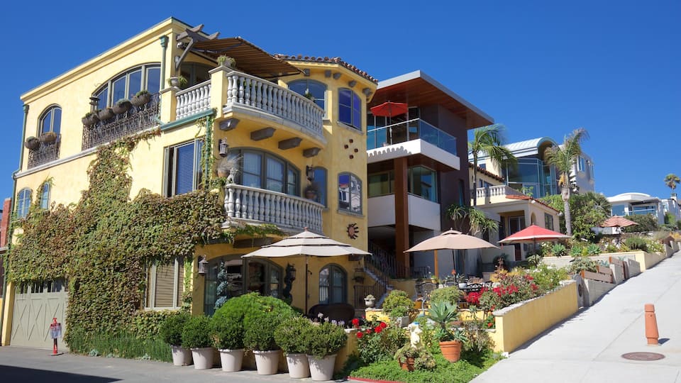 Manhattan Beach trong đó bao gồm căn nhà và thị trấn duyên hải