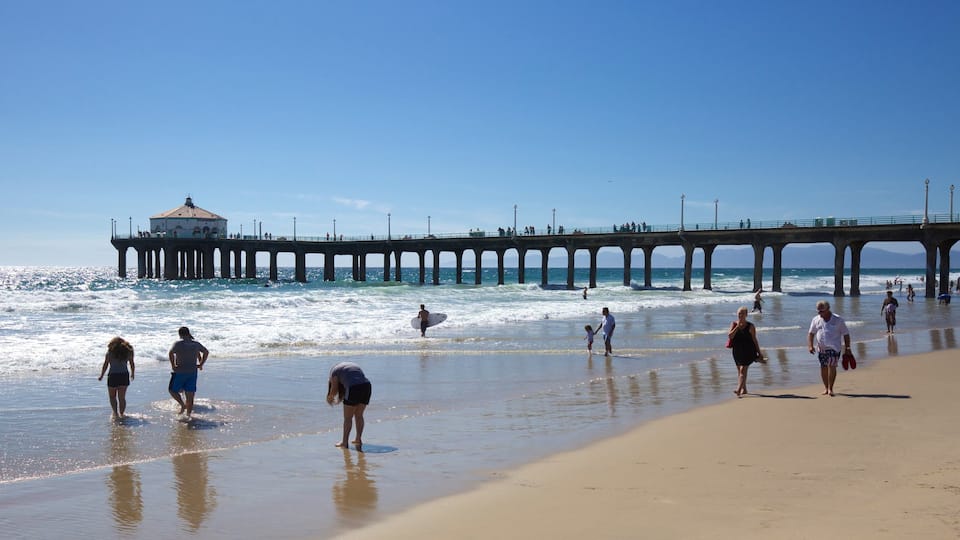Manhattan Beach toont een strand en hiken of wandelen en ook een klein groepje mensen