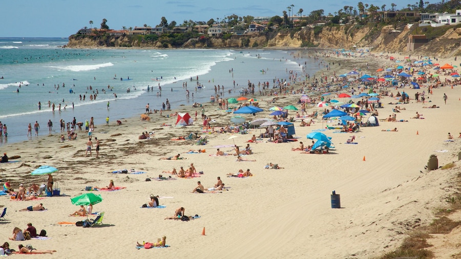 Pacific Beach Park som omfatter en strand såvel som en stor gruppe mennesker