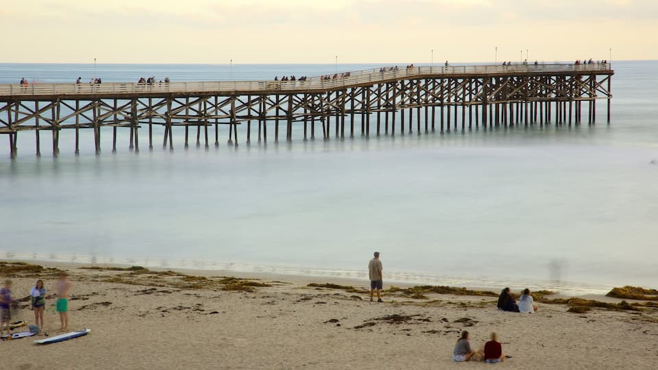Pacific Beach Park showing a beach