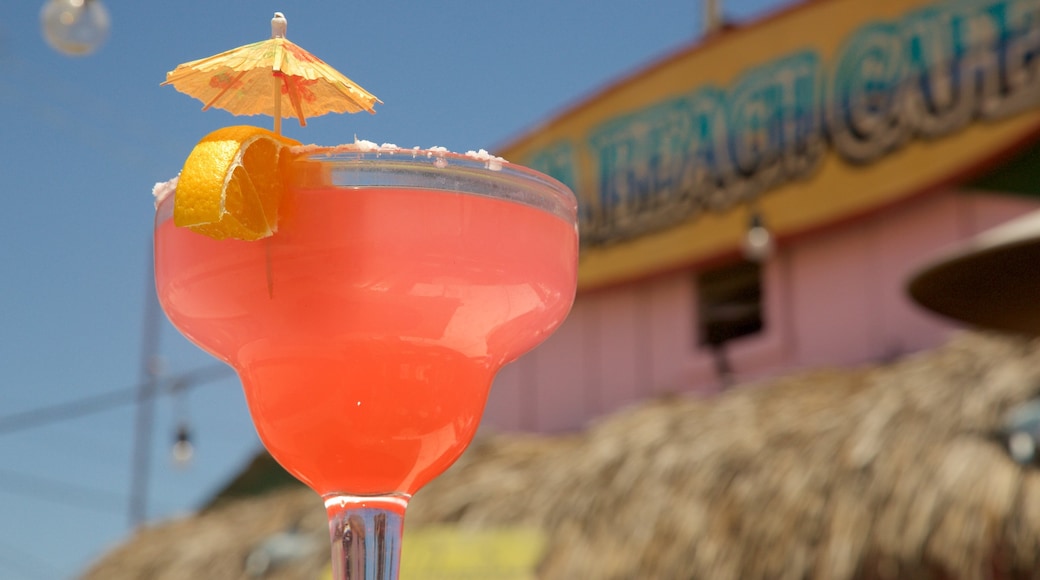 Pacific Beach showing a beach bar and drinks or beverages