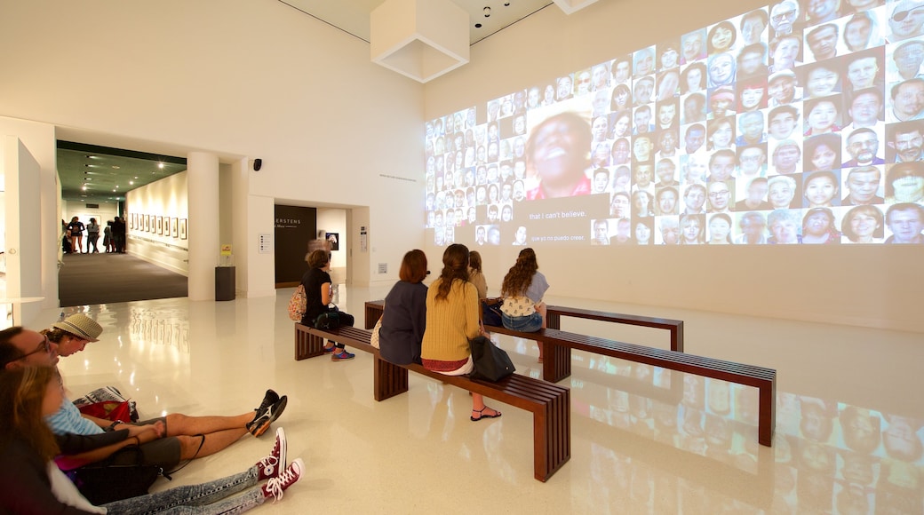 Museum of Photographic Sciences aussi bien que petit groupe de personnes