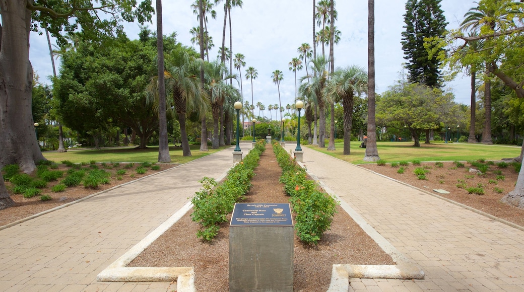 Beverly Hills showing a park